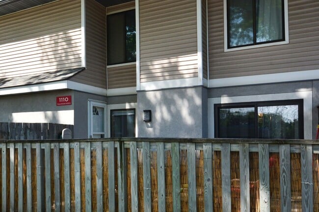 Building Photo - Spacious 2-Bedroom 3-Bathroom Townhome in ...