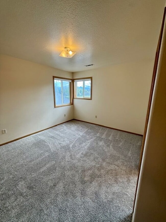 Building Photo - Charming 3 Bed, 1.5 Bath Unit in the Heart...