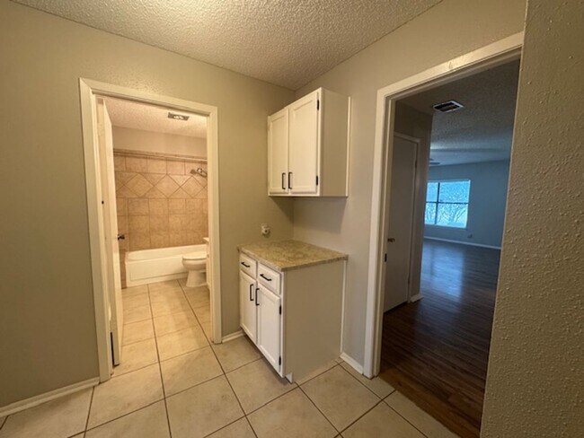Building Photo - What a Gem! Spacious, Renovated 1-Story Ho...