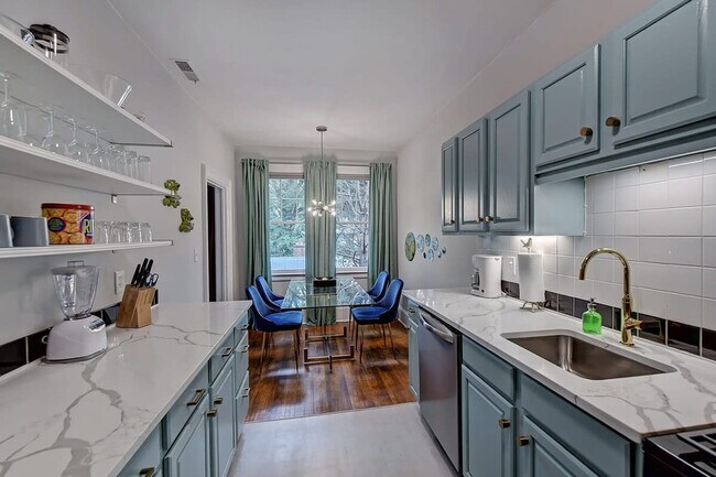 Building Photo - 518 Lamar Ave