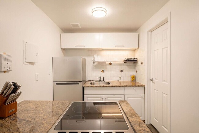 Building Photo - 336 W 46th St