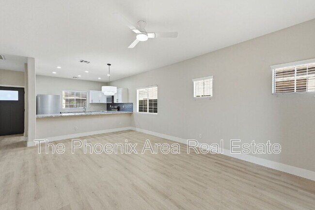 Building Photo - 554 E San Carlos Way