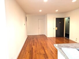 Building Photo - 1533 Hi Point St