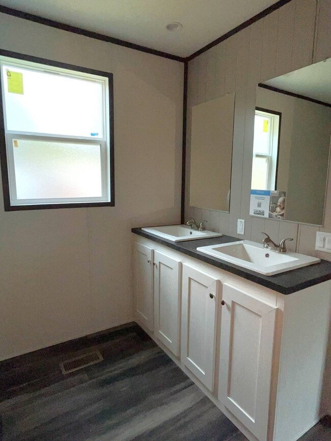 Building Photo - 14142 Lorraine Rd