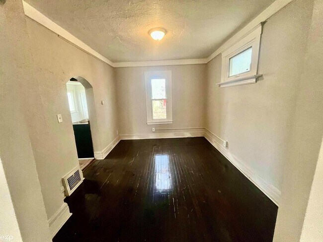 Building Photo - 13 E Glenwood Ave