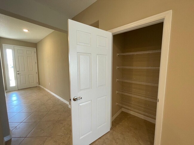 Building Photo - ***Move-In Special: 2 Weeks Free Rent! | B...