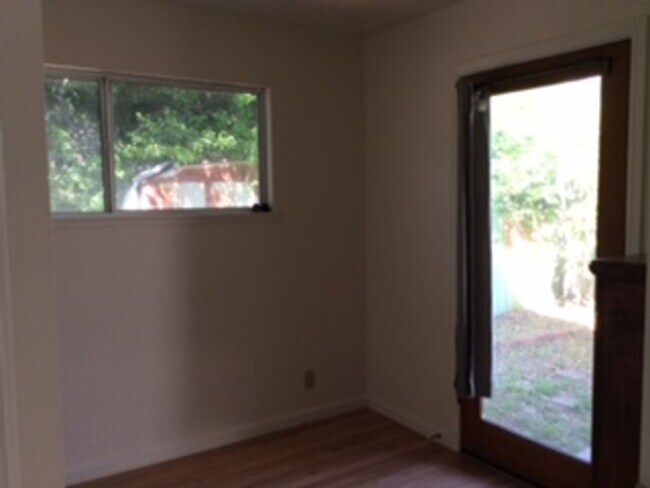 Building Photo - Light-Filled 3bedroom/2bath Near Highway &...
