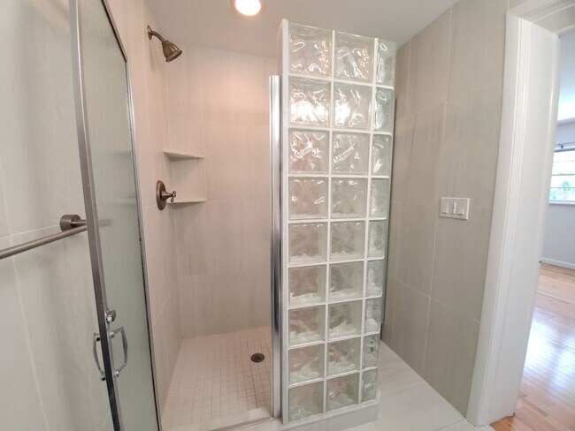 Building Photo - Stunning Pool Home in Sapphire Shores – West of the Trail Near the Ringling Museum