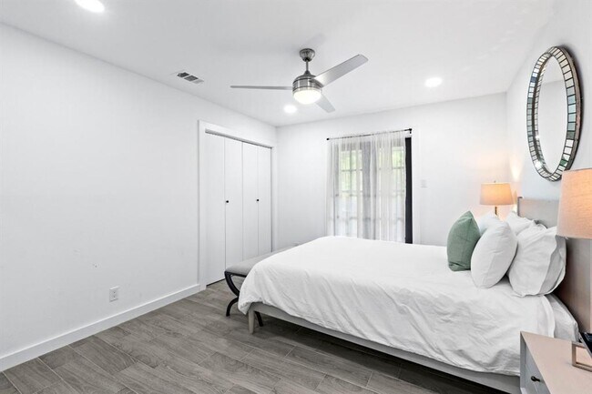 Building Photo - 3520 Highland View Dr