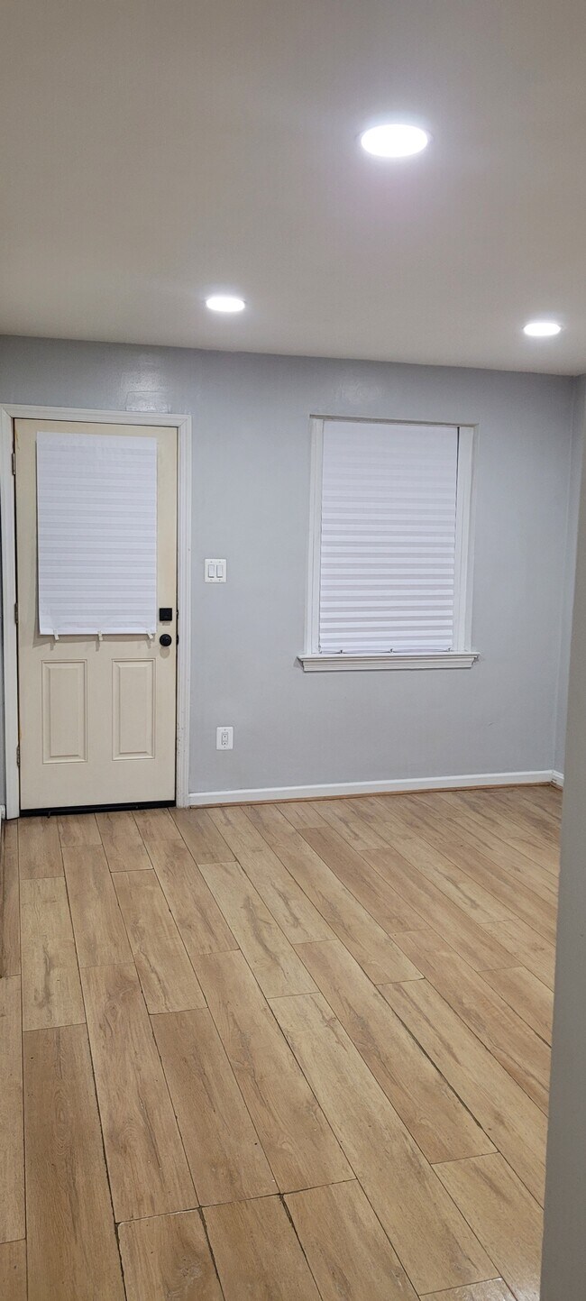 Building Photo - 1248 16th St NE