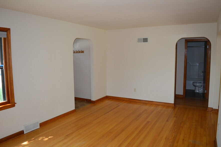 Building Photo - 7014 University Ave