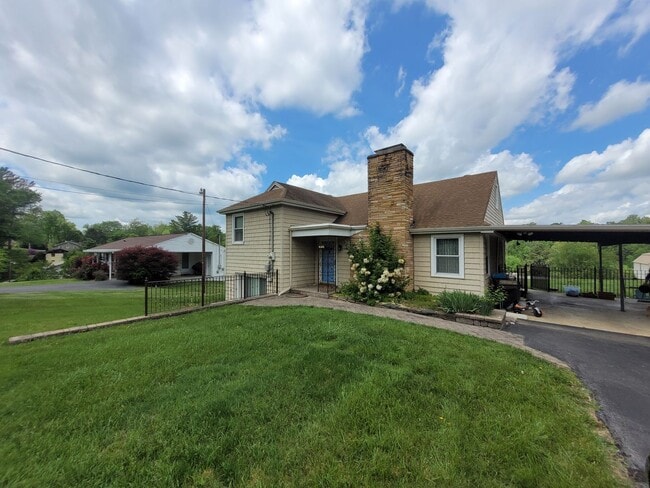 Building Photo - Tri level 3b2b home for rent with fenced i...