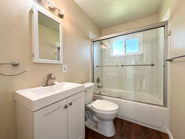 Building Photo - Beautiful three bedroom two bath home in Roseville!!