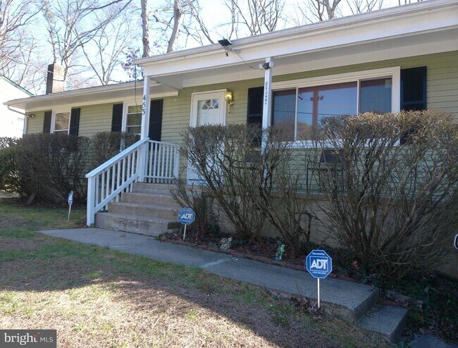 Building Photo - 453 Bayberry St