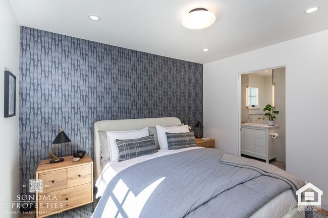 Building Photo - 3 Bedroom Exquisitely Furnished Home