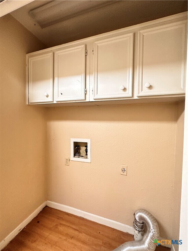 Building Photo - 906 N LBJ Dr