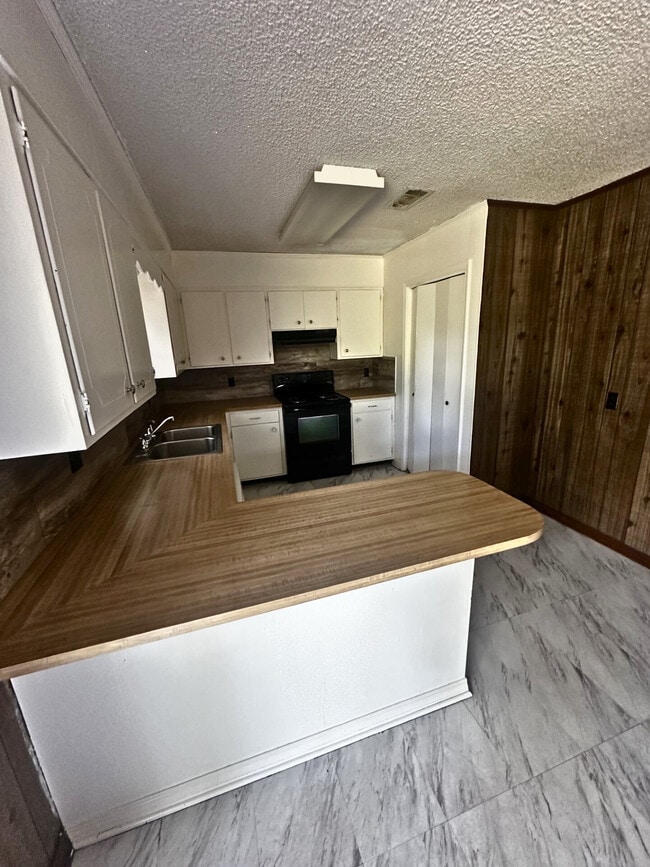 Building Photo - 14235 Lamonte Ln