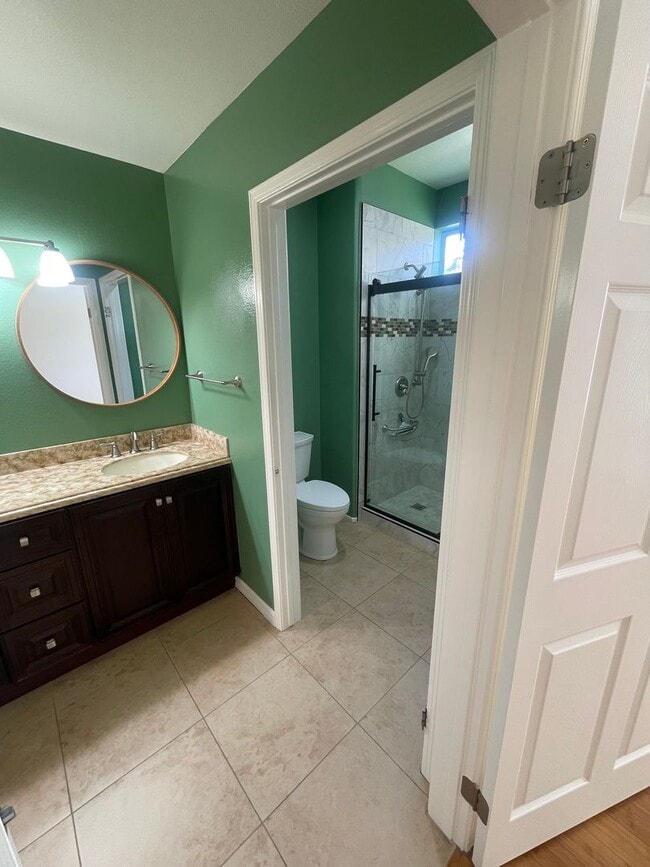 Building Photo - Very Spacious 1 Bed, 1 Bath Condo in Mission Viejo For Rent-In Unit Laundry and Attached Garage