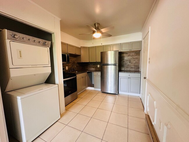 Building Photo - 2 Bedroom 1 bath Duplex