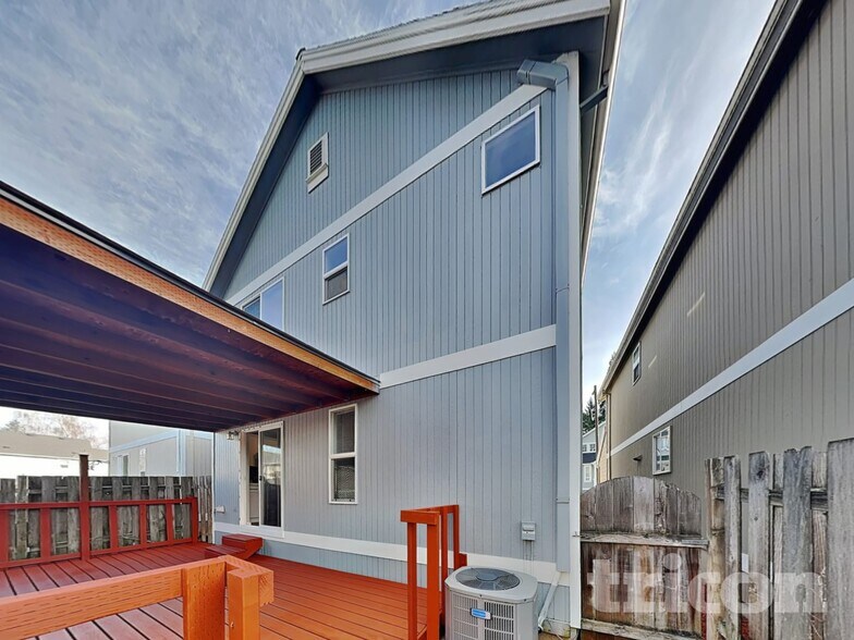 Building Photo - 577 SW 207th Ave