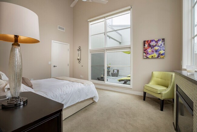 Building Photo - Modern Townhome Living in the Heart of Dow...