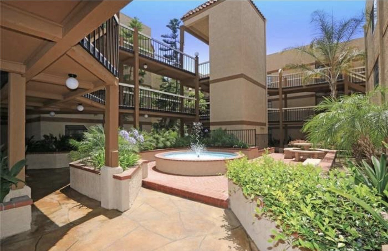 Building Photo - 441 E San Jose Ave