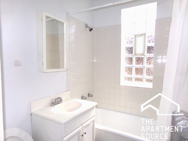 Building Photo - 6916 N Lakewood Ave