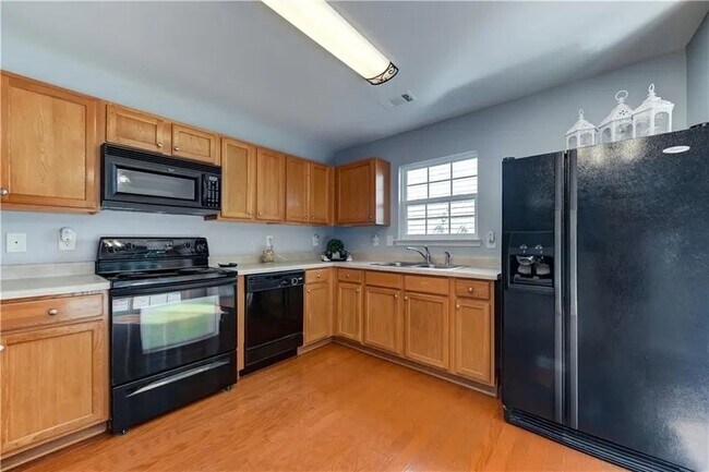 Building Photo - 2820 Mayfair Dr