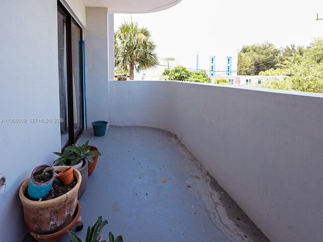 Building Photo - 130 S Shore Dr