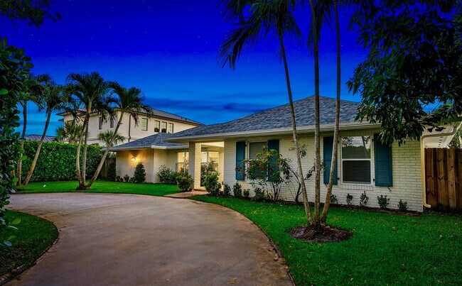 Building Photo - 305 Country Club Dr