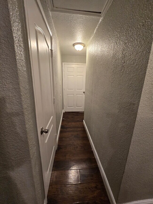 Building Photo - "Charming 2-Bed Duplex Retreat with Full Bath on Commercial Avenue – 842 Sq Ft of Cozy Living in ...