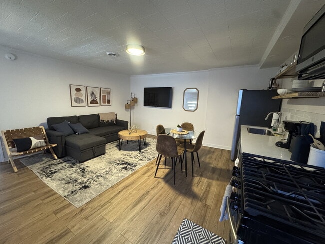 Building Photo - fully furnished 2-bedroom, 1-bath upper duplex