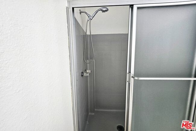 Building Photo - 7556 Thousand Oaks Dr