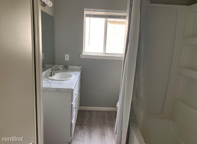 Building Photo - 3 br, 1 bath House - 29328 Tawas St