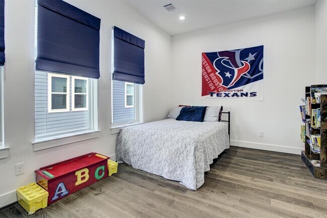 Building Photo - 808 Fisher St