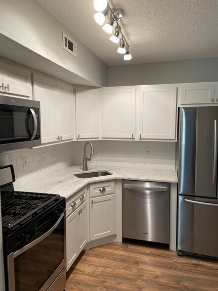 Beautiful stainless steel appliances - 9055 Wrenwood Ln