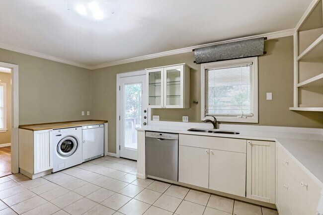 Building Photo - 1402 Cullen Ave