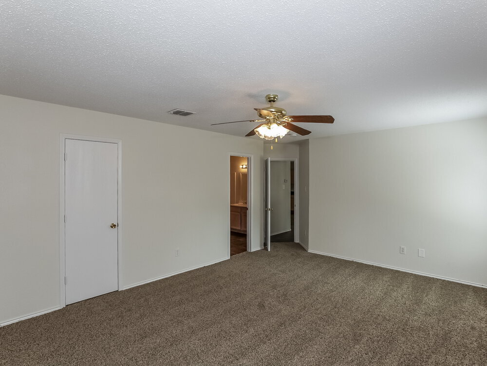 Building Photo - 8804 Seven Oaks Ln