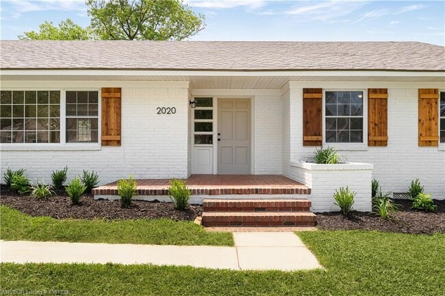Building Photo - 2020 Country Club Ave