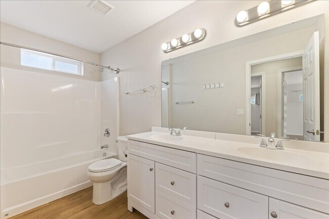 Building Photo - Remodeled 5 Bedroom Home Close to Boise St...