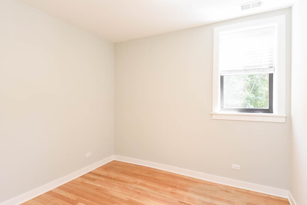 Building Photo - 2210 W Eastwood Ave