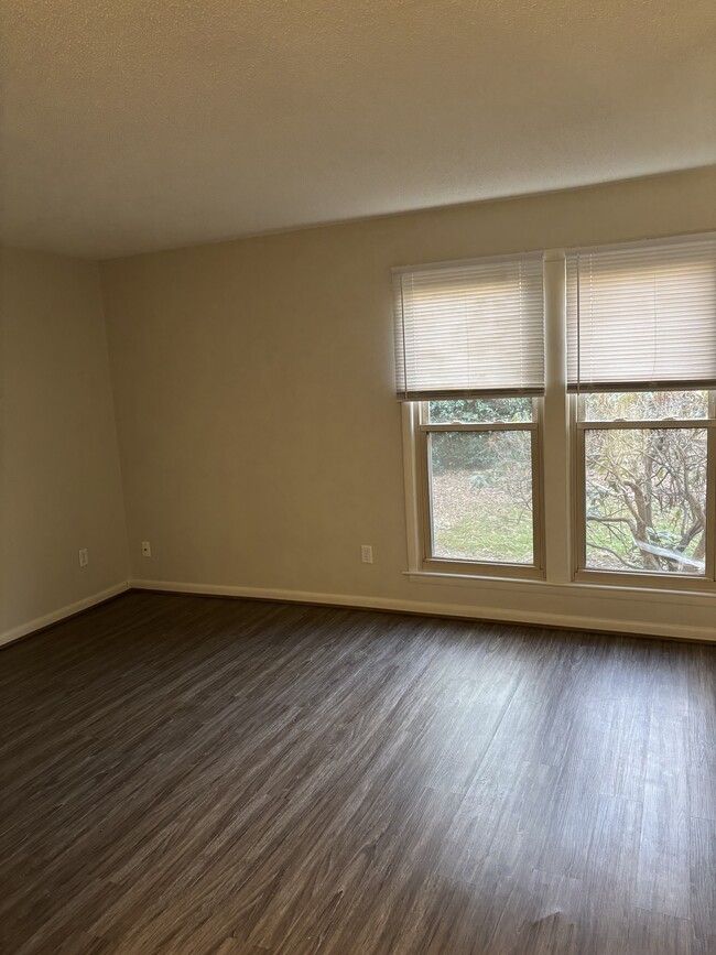 Master bedroom - 159 Turnwood Ln