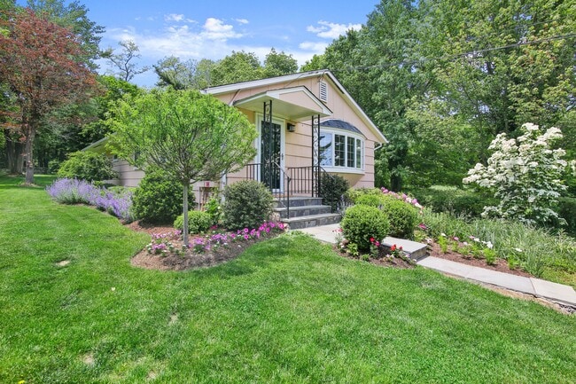 Building Photo - 395 Taconic Rd