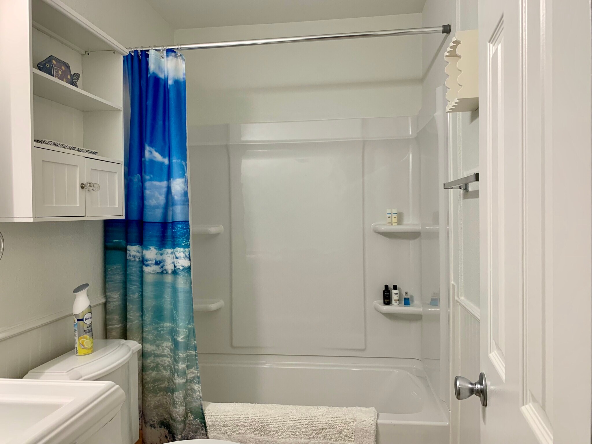 One bedroom x one bathroom condo. Corner unit. Private. Clean! - 407 E 45th St #116