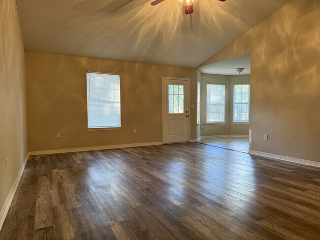 Building Photo - 192 Mary Ln