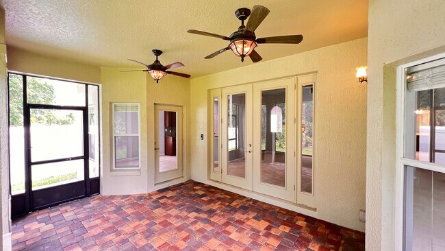 Building Photo - Available NOW! Stunning 4-Bedroom Home in ...