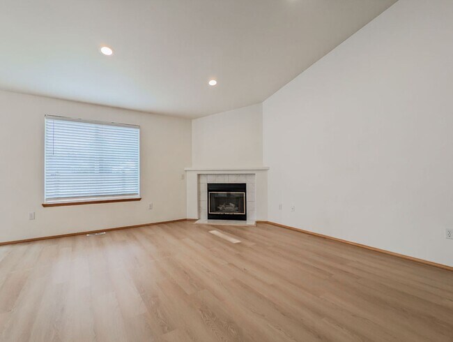 Building Photo - Beautiful 3 bed, 2 bath Rambler with fully...