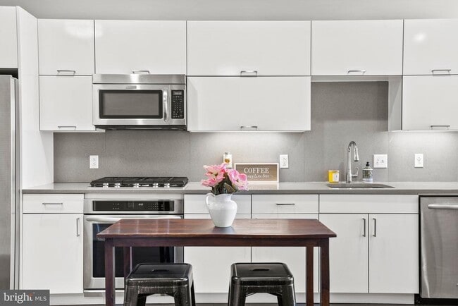 Building Photo - 1350 Maryland Ave NE