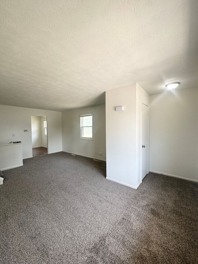 Building Photo - Spacious 3 Bedroom Available Now!