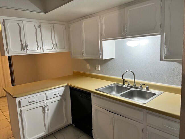 Building Photo - 1502 Monte Sanders Ln